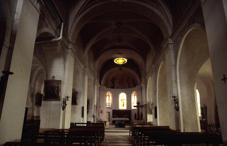 Nef et choeur vus depuis l'entrée.