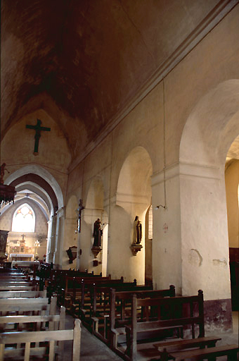 Nef et choeur vus depuis l'entrée.