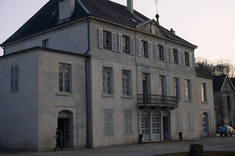 Corps de logis : façade sur le parc.