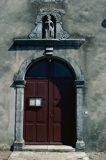 Façade antérieure : portail.