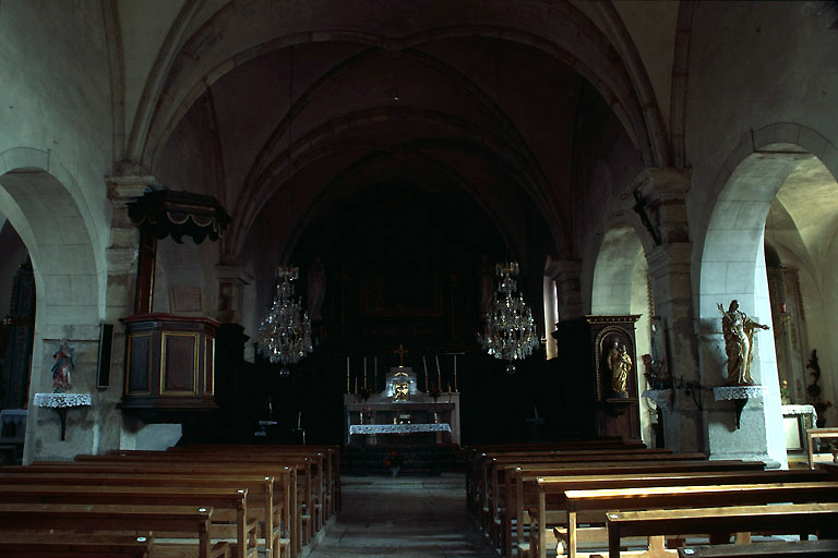 Nef et choeur vus depuis l'entrée.