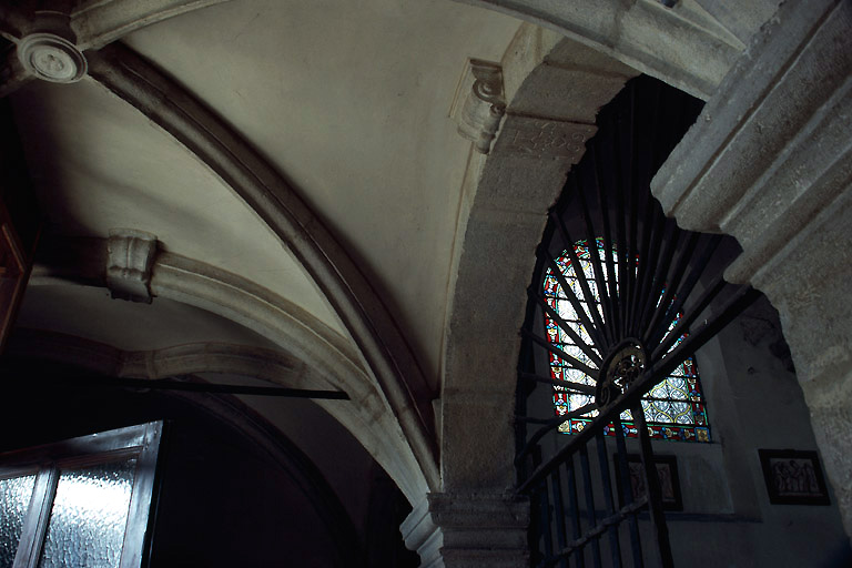 Vestibule sous la tribune de l'entrée.