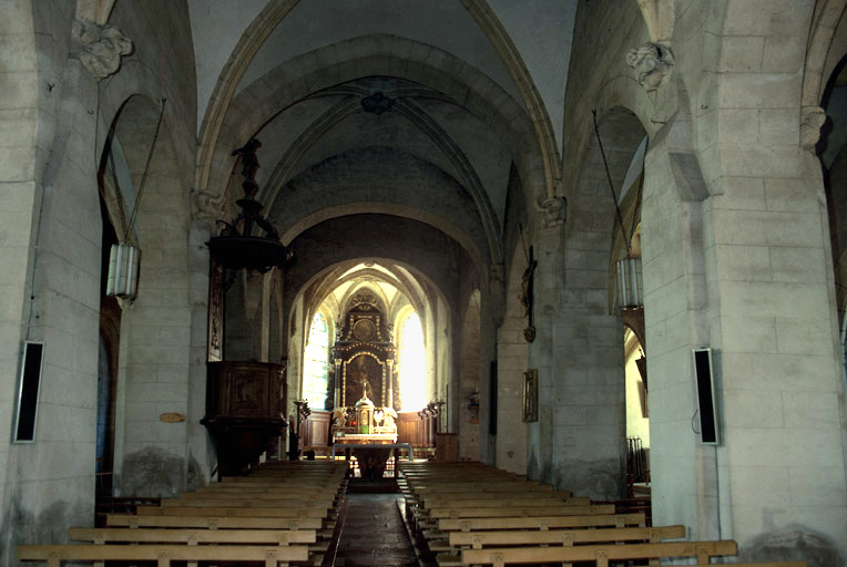 Nef et choeur vus depuis l'entrée.