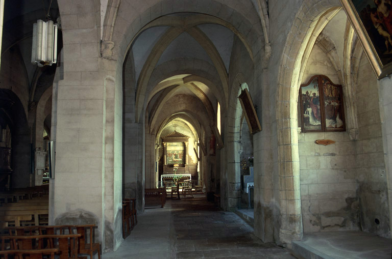 Collatéral droit avec chapelles latérales et autel orienté.