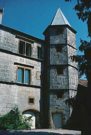 Façade ouest et tour d'escalier sur l'angle sud-ouest.