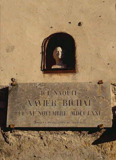 Façade antérieure ouest : niche et plaque commémorative.