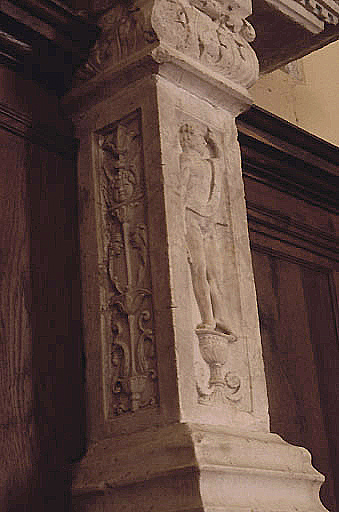 Choeur, piédestal du groupe sculpté des saints trijumeaux.