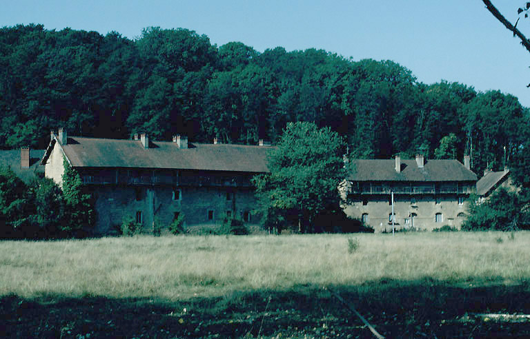 Grands bâtiments de logements ouvriers : façade est sur la Brenne.