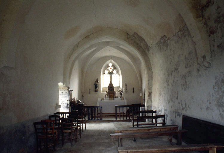 Nef et choeur vus depuis l'entrée.