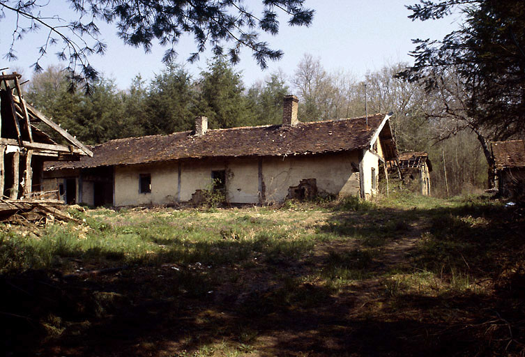 Vue d'ensemble depuis le sud : des trois et du four à pain.