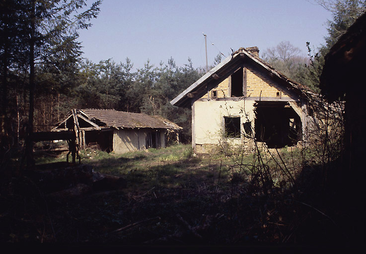 Baraques n°3 et n°2 vues depuis le sud-est entre le puits et le four à pain.