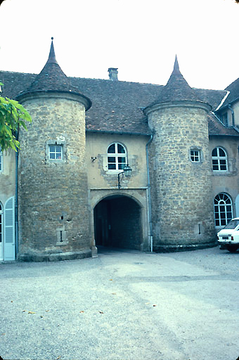 Entrée dans la façade nord-ouest.