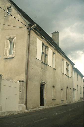 Bâtiment de l'hôpital et chapelle : élévation sud-ouest sur la rue.