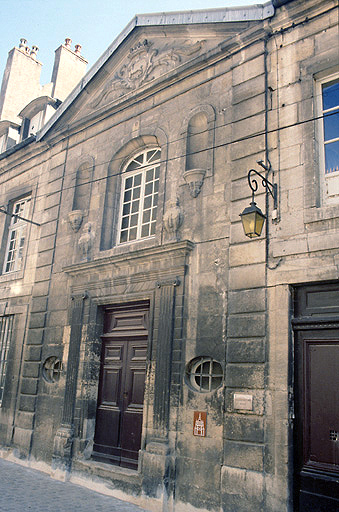 Façade antérieure rue des Tanneurs : avant-corps central constitué par la chapelle.