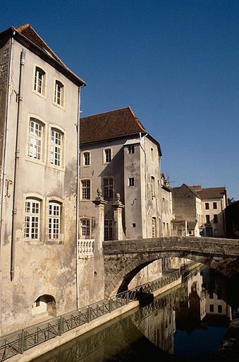 Elévations postérieures et pont sur le canal des Tanneurs.