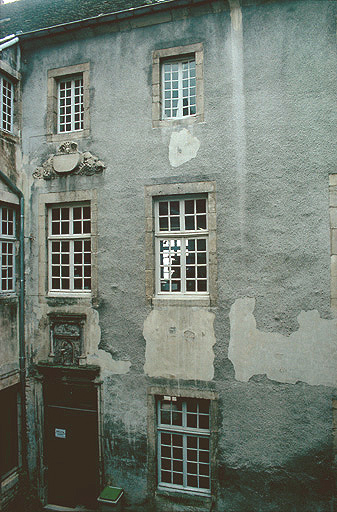 Cour intérieure : angle est avec porte d'entrée.