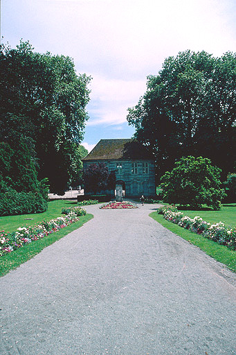 Vue depuis le nord-ouest avec l'allée principale du jardin.