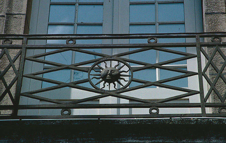 Façade posterieure : garde-corps du balcon.