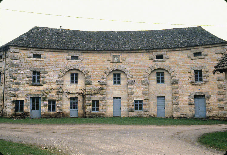 Ecuries et magasin : façade sud-ouest