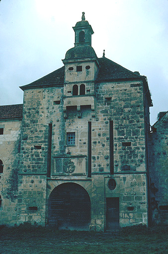 Ouvrage d'entrée façade est