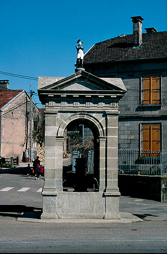 Fontaine vue depuis la place au sud