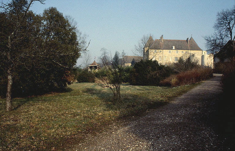 Vue du logis depuis le parc au sud
