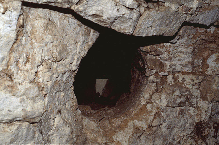 Etage de la tour ronde : embrasure de tir