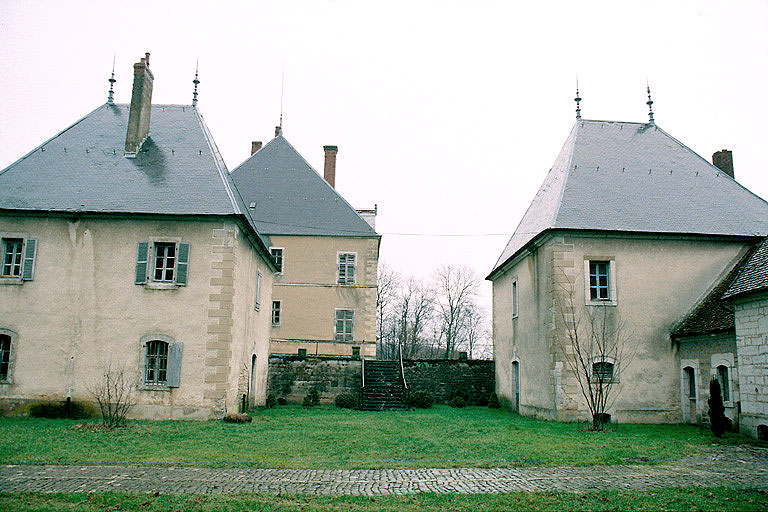 Cour des communs : pavillons à l'est et terrasse du château