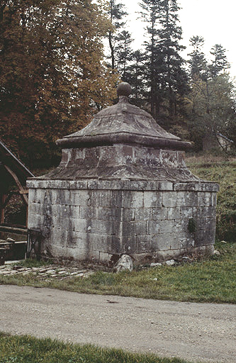 Edicule de puisage vu depuis l'ouest