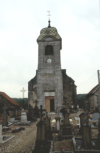 Clocher-porche à l'ouest