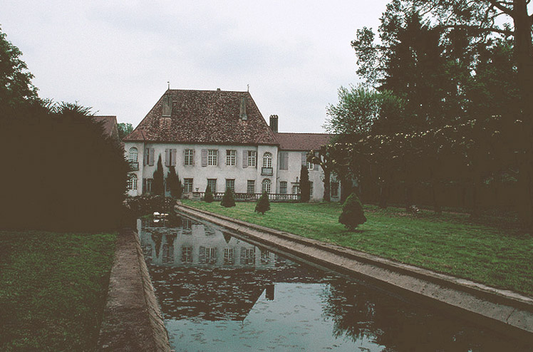 Façade sud du corps de logis précédé de la pièce d'eau du jardin