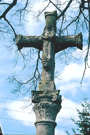 Chapiteau et croix : élévation est : statue de Vierge à l'Enfant