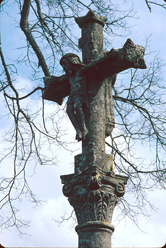 Chapiteau et croix à l'ouest : Christ en croix