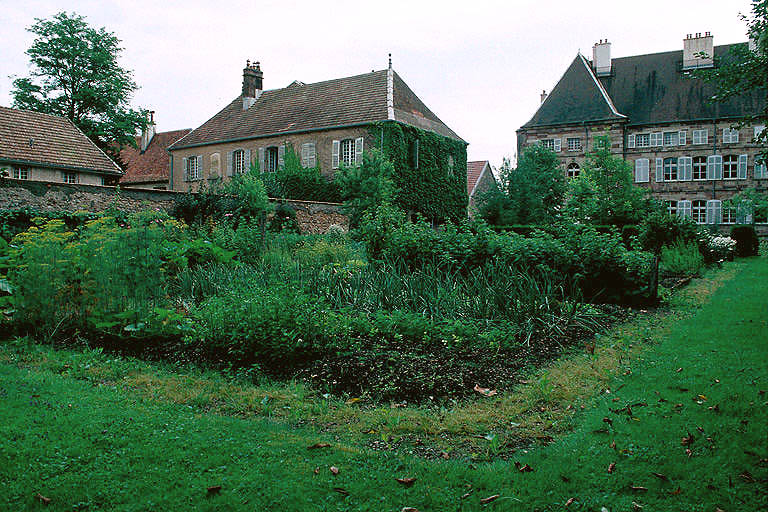 Abbaye et maison voisine au nord vues depuis les jardins à l'ouest