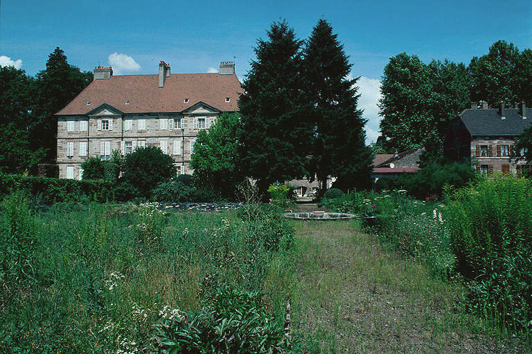 Maison canoniale double vue depuis les jardins au sud