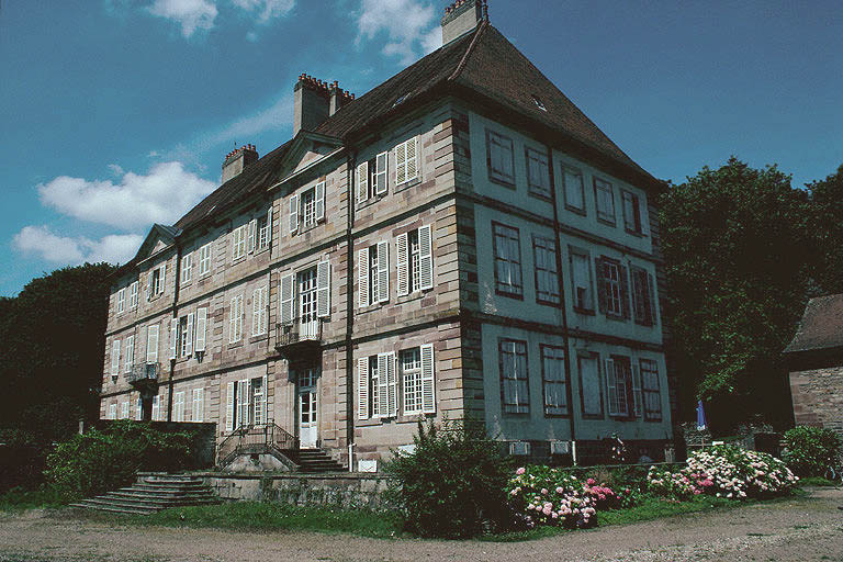 Maison canoniale double vue de trois-quarts sud-est