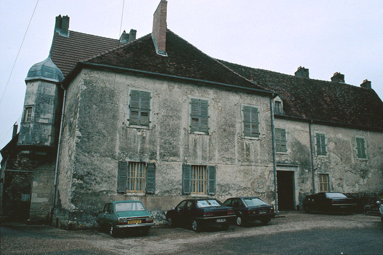 Façade côté village à l'ouest