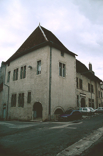 Vue d'ensemble depuis la rue à l'est