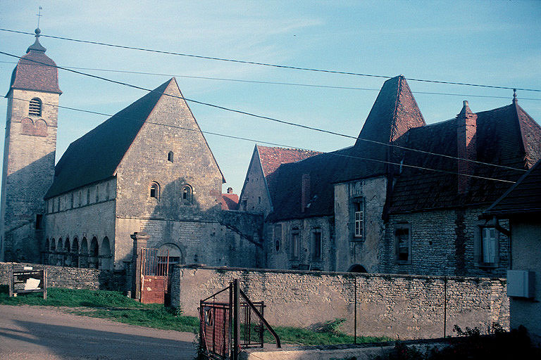 Vue d'ensemble du prieuré et de l'église depuis le sud-ouest