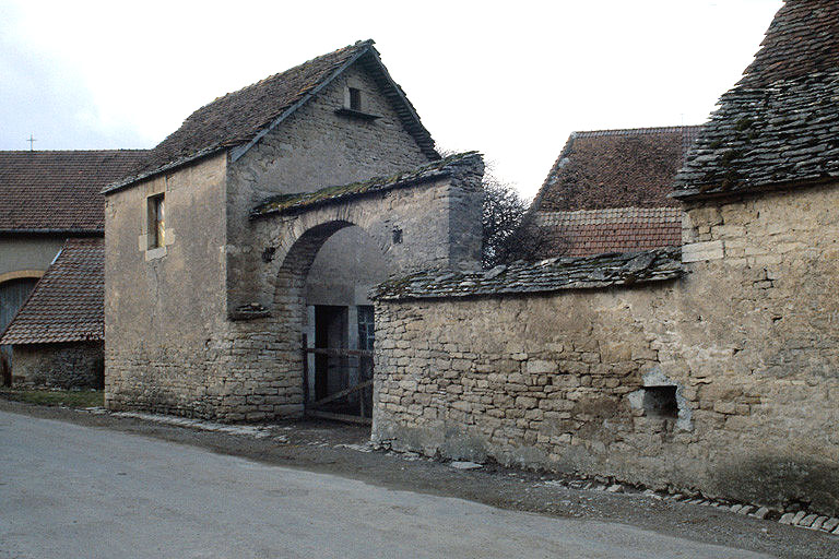 Entrée de la cour côté sud