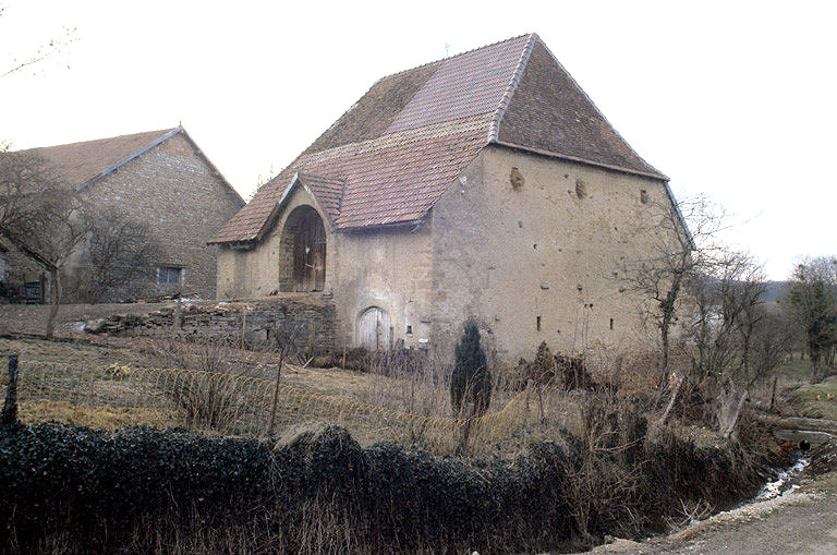 Grange vue de trois-quarts est