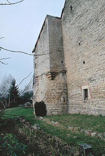 Tour à l'angle sud-est