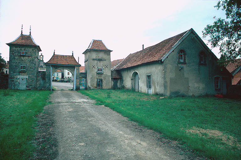 Entrée de l'avant-cour à l'ouest