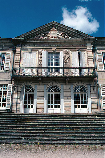 Avant-corps central : façade est