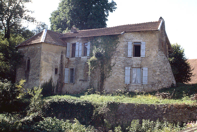 Bâtiment d'habitation et chapelle vus du sud-est