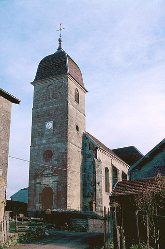 Clocher-porche à l'ouest