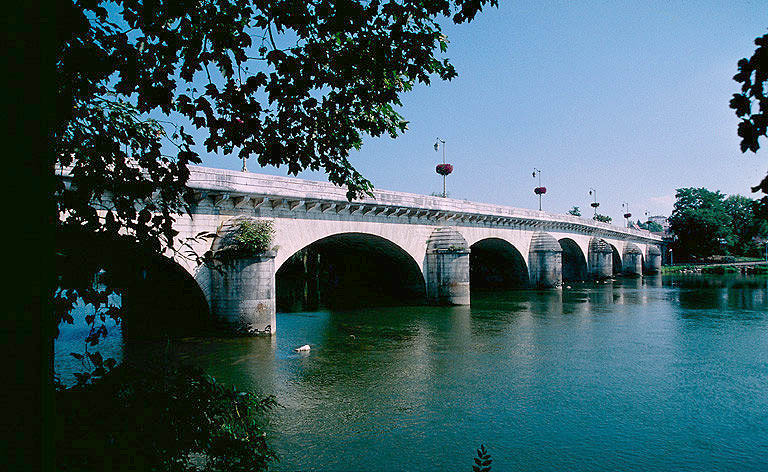 Elevation aval ouest : vue depuis la rive droite.