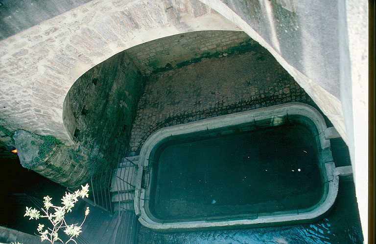 Vue du bassin principal sous une arche du pont depuis la rue Pasteur.