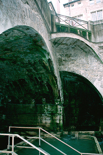 Arche du pont sous la rue du Prélot et demi-arche sous la rue Pasteur entourant le bassin.