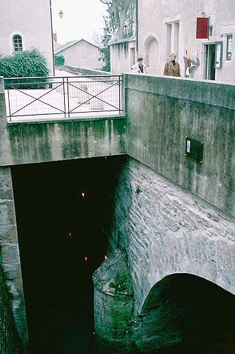 Arches du pont supportant la rue du Prélot au-dessus de la fontaine.